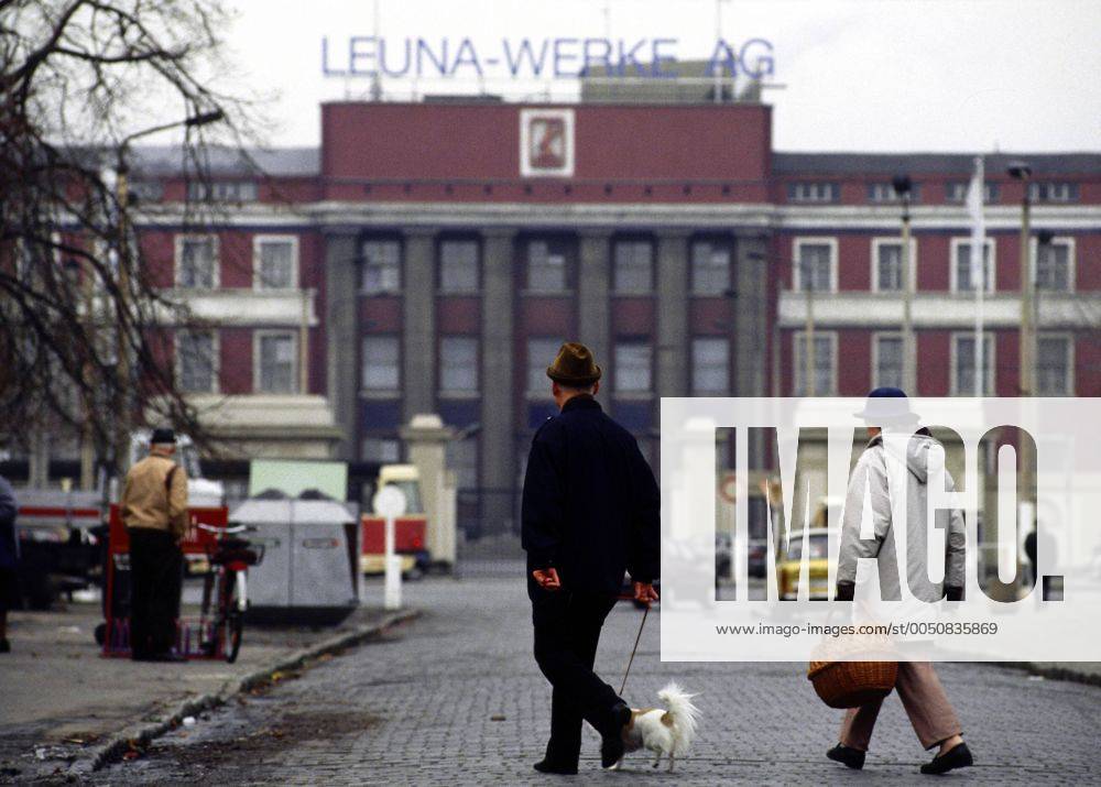 Passanten vor den Leuna Werken in Leuna