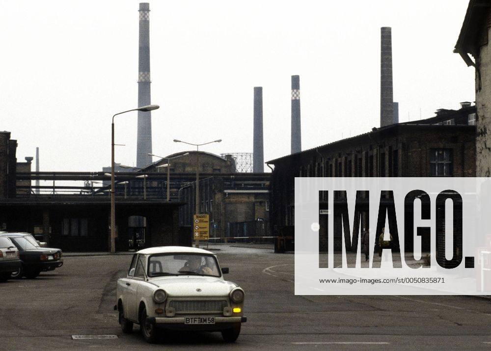 Trabant vor den Leuna Werken in Leuna