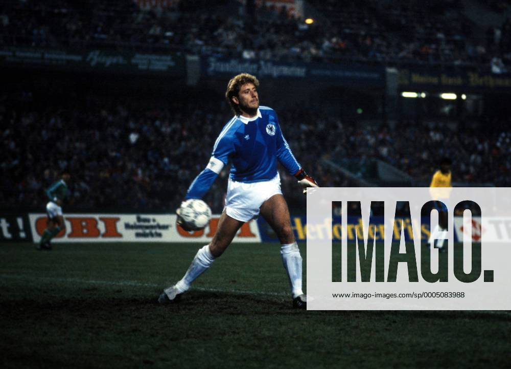 Torwart Harald Schumacher (BR Deutschland) - DEUTSCHSPRACHIGE SPORTZEITSCHRIFTEN UND -ZEITUNGEN NUR NACH RÜCKSPRACHE Fußball Länderspiel Herren Freundschaftsspiel 1986, Test, Testspiel, Nationalteam , Nationaltrikot BRD Einzelbild Frankfurt M.