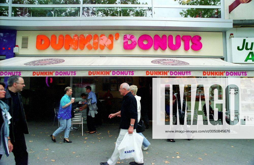 Passanten vor einer Filiale der Coffeebar -Dunkin Donuts- in Berlin