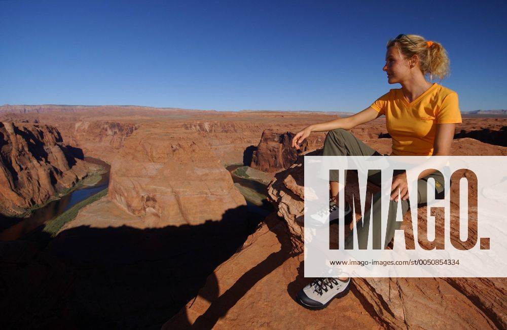 Junge Frau betrachtet den großartigen Grand Canyon