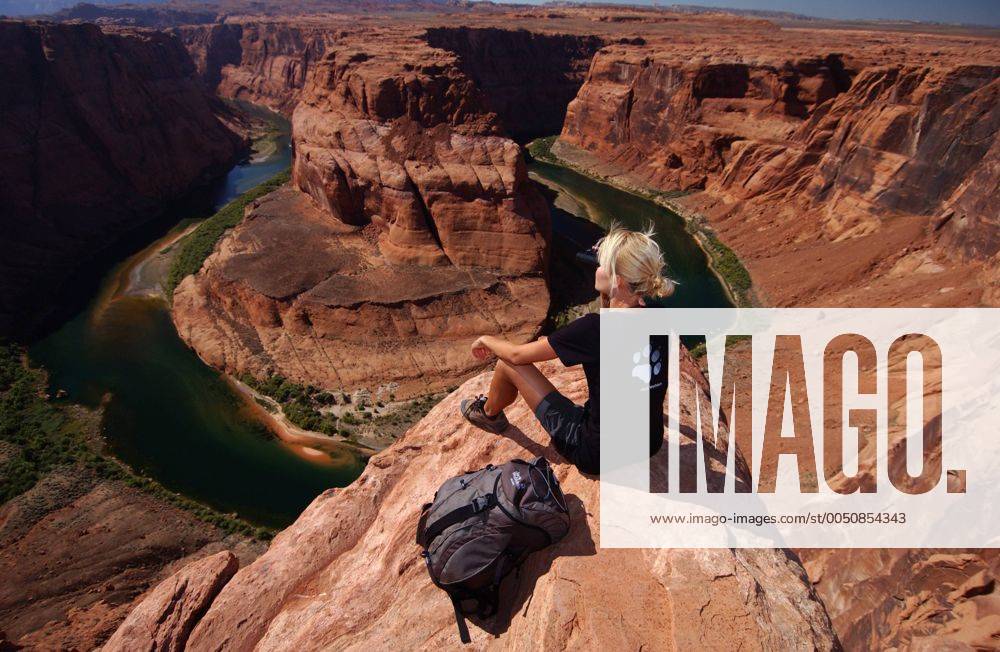 Junge Frau betrachtet den großartigen Grand Canyon