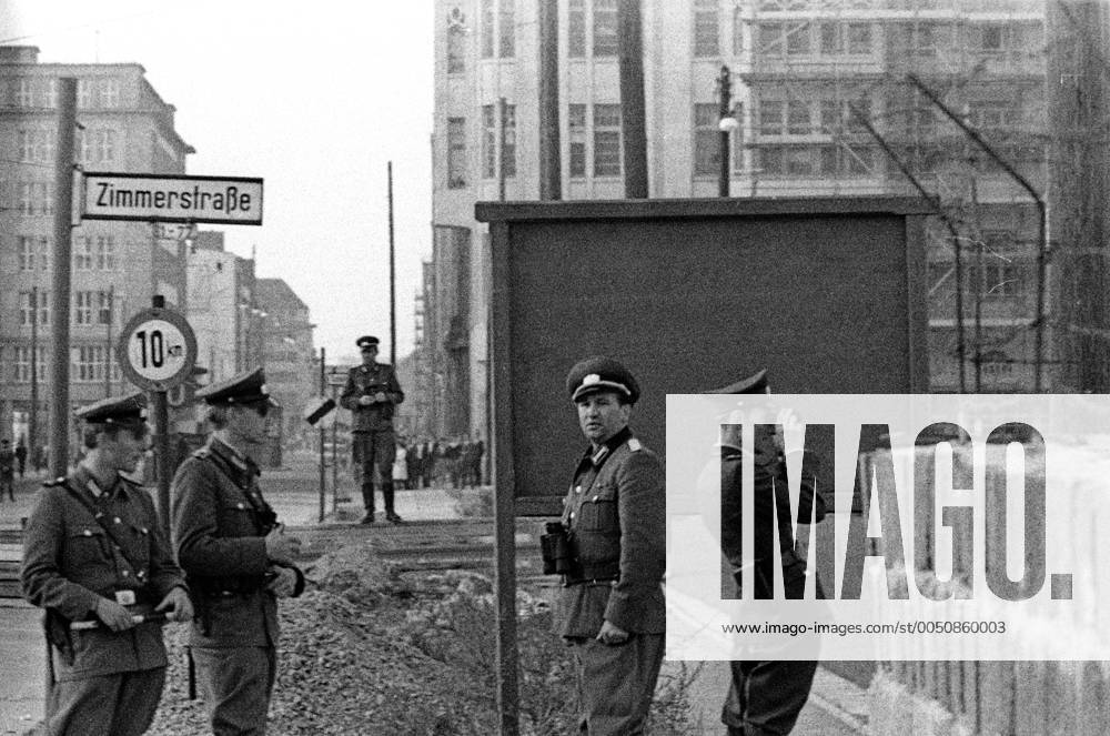 Grenzposten am Checkpoint Charlie in Berlin