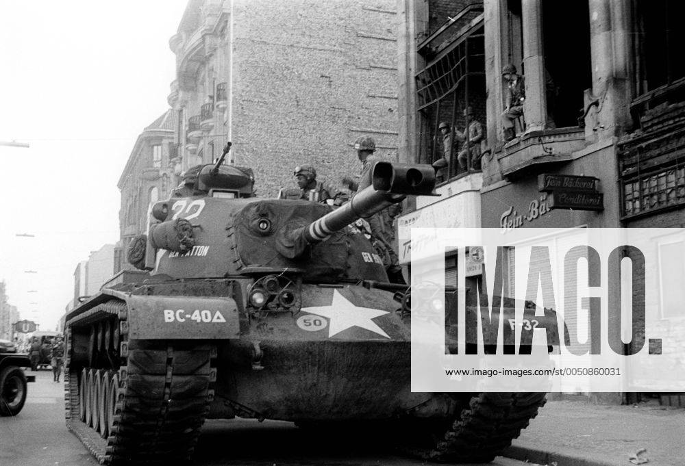 Panzer der US Army am Checkpoint Charlie in Berlin