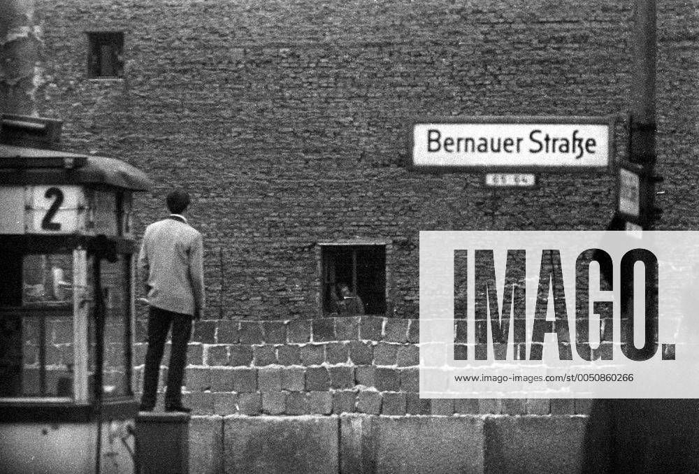 Berliner Mauer an der Bernauer Straße - Westberliner und Ostberliner schauen sich über die Mauer hinweg an