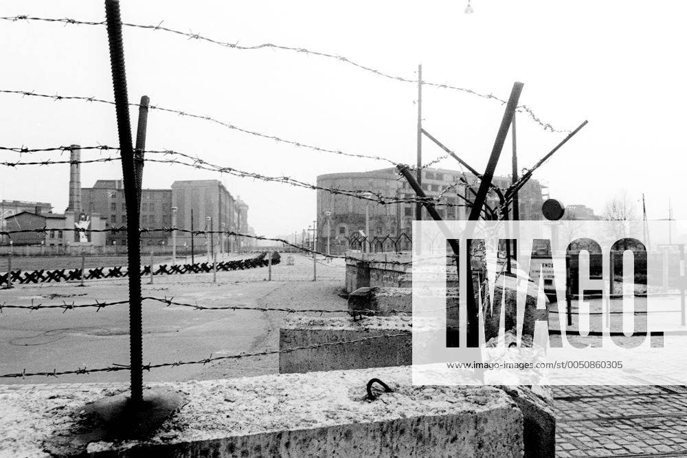 Berliner Mauer mit Stacheldraht am Potsdamer Platz