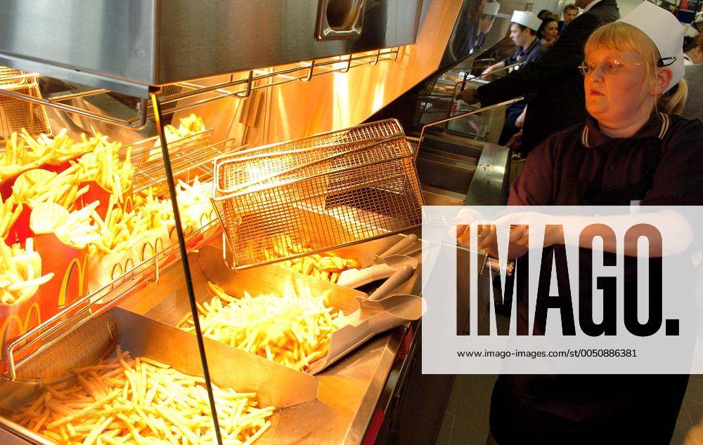Mitarbeiterin füllt in einer McDonalds-Filiale in Bottrop Pommes Frites nach