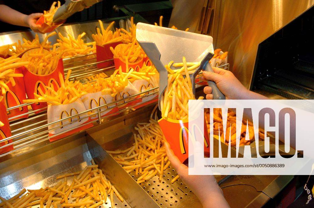 Mitarbeiter füllt in einer McDonalds-Filiale in Bottrop Pommes Frites in Tüten ab