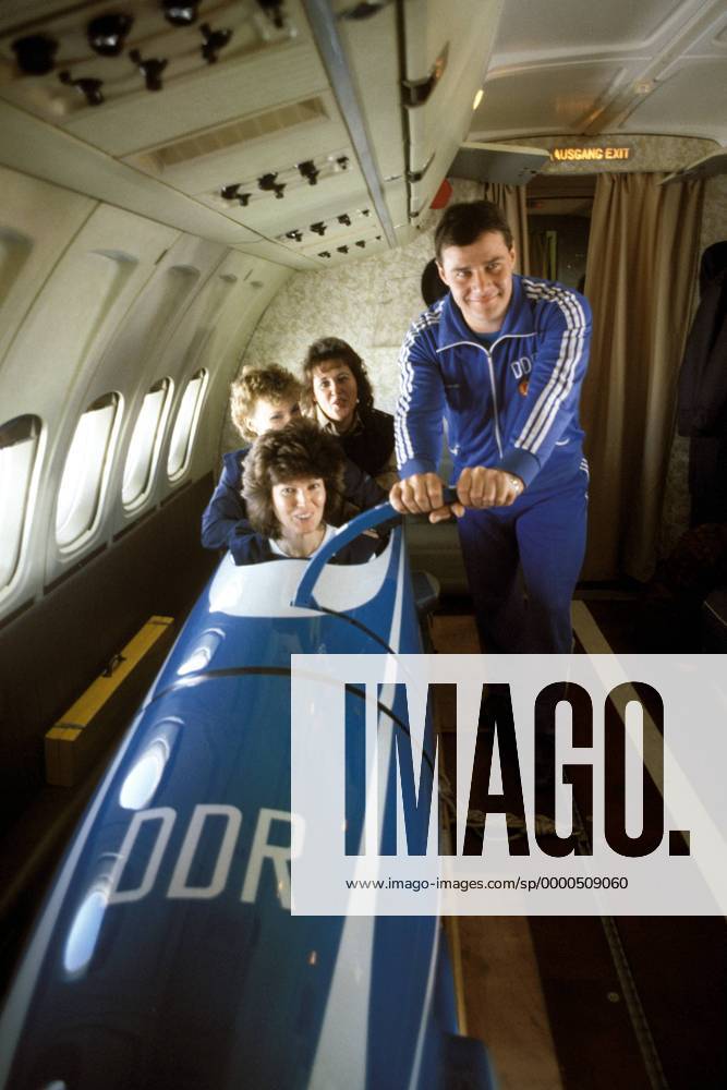 Wolfgang Hoppe (DDR) gönnt sich im Flugzeug eine Ruhepause Bobsport OS Winter Herren Olympische Winterspiele 1988, Olympia, Olympiade, Spiele, Bob Einzelbild Calgary Erschöpfung