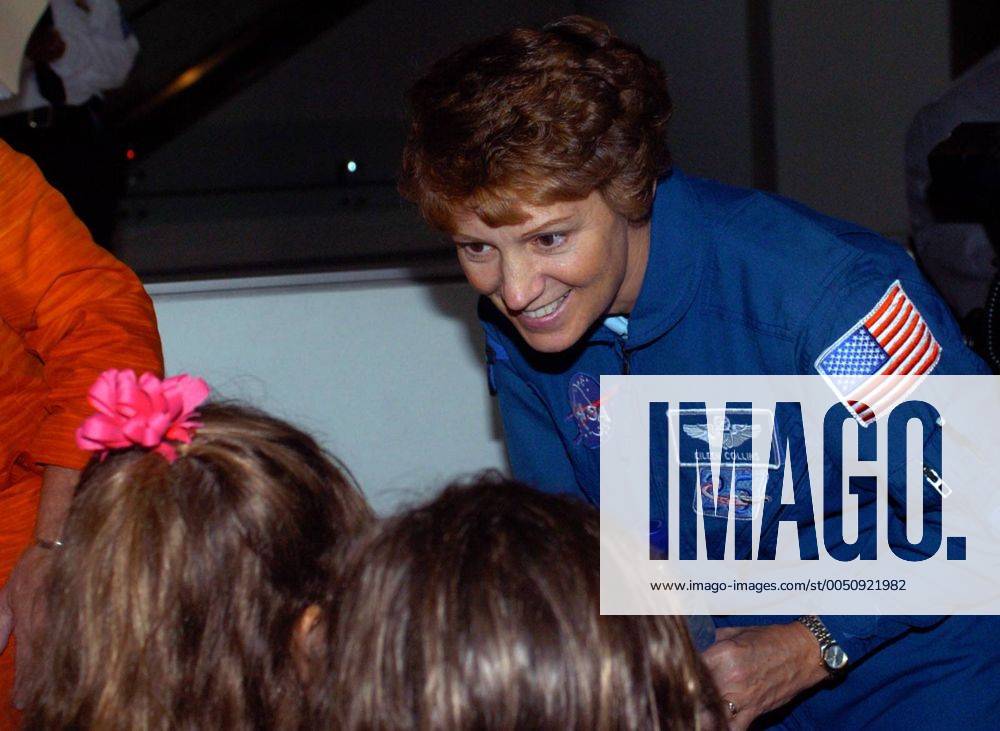 Astronautin Eileen Collins (USA) spricht mit raumfahrtbegeisterten Kids während eines Besuchs im American Museum of Natural History in New York