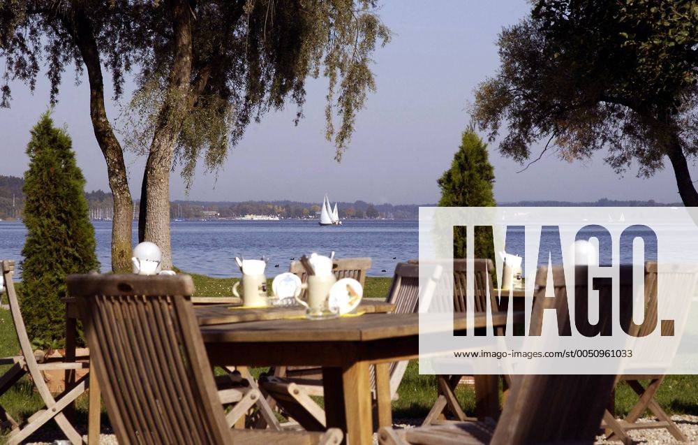 Tische und Stühle des Restaurants BADEHAUS am Chiemsee in Felden