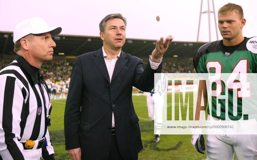 Berlins Regierender Bürgermeister Klaus Wowereit (Mitte, SPD) und Jörg Heckenbach (re., Thunder) - Münzwurf American Football Herren NFL Europe League 2002, Berlin Thunder, Vdig Gruppe Jahnstadion, Friedrich-Ludwig-Jahn-Sportpark Berlin