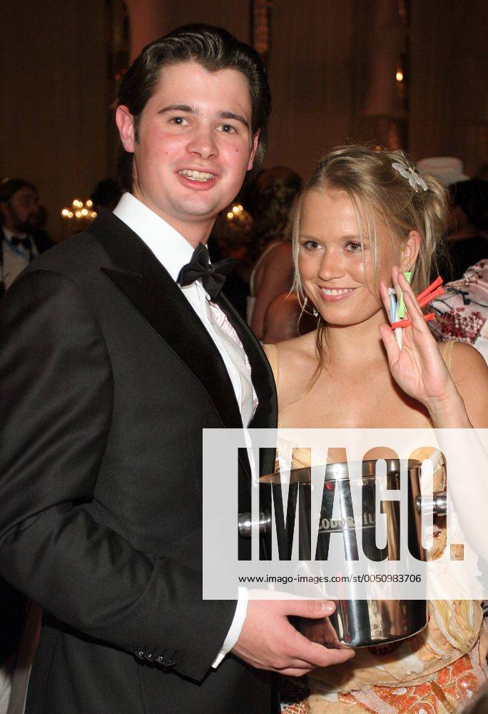 Kai Amado (NED Sohn von Marijke Amado) und Fernsehmoderatorin Nova Meierhenrich (GER) verkaufen Lose während der UNESCO-Gala 2005 in Neuss