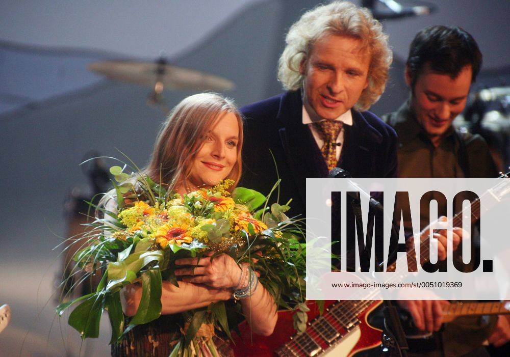 Moderator Thomas Gottschalk (Mitte, GER), Sängerin Judith Holofernes und Bassist Mark Tavassol (beide GER Wir sind Helden) während der ZDF-Sendung WETTEN, DASS...? in Düsseldorf