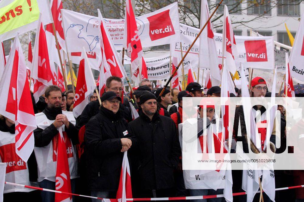 Demonstranten protestieren gegen den bevorstehenden Stellenabbau von 32 000 Arbeitsplätzen durch die Deutsche Telekom - Bonn