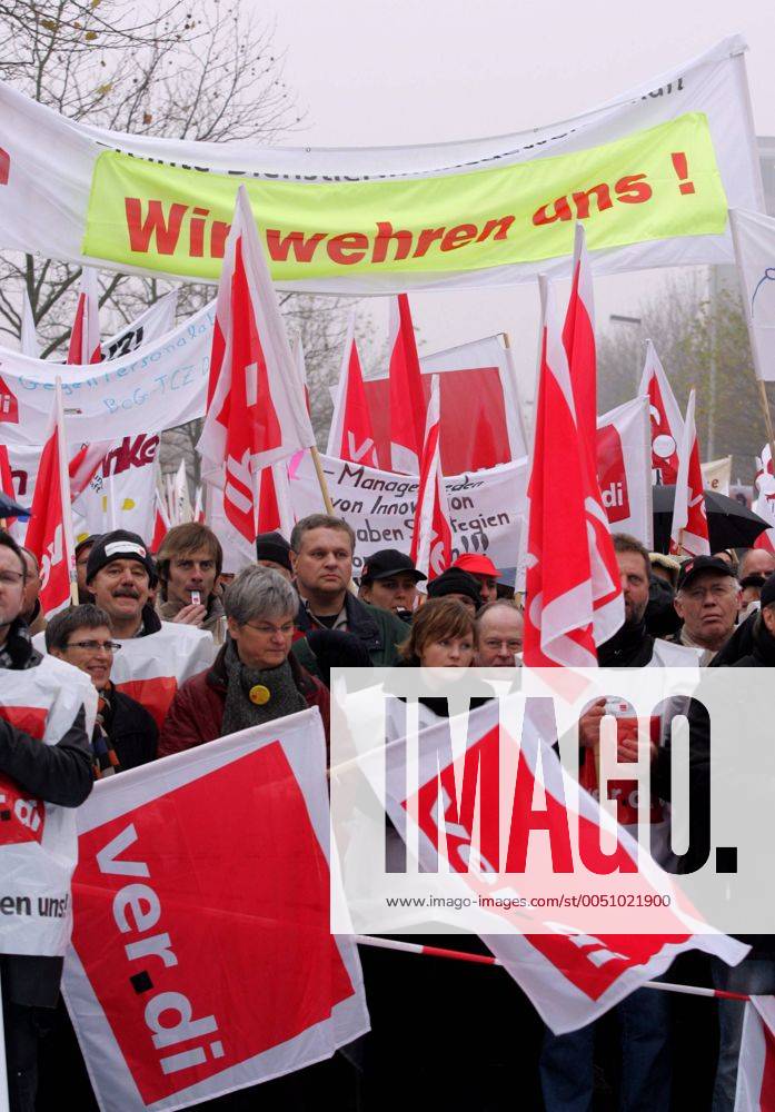 Demonstranten protestieren gegen den bevorstehenden Stellenabbau von 32 000 Arbeitsplätzen durch die Deutsche Telekom - Bonn