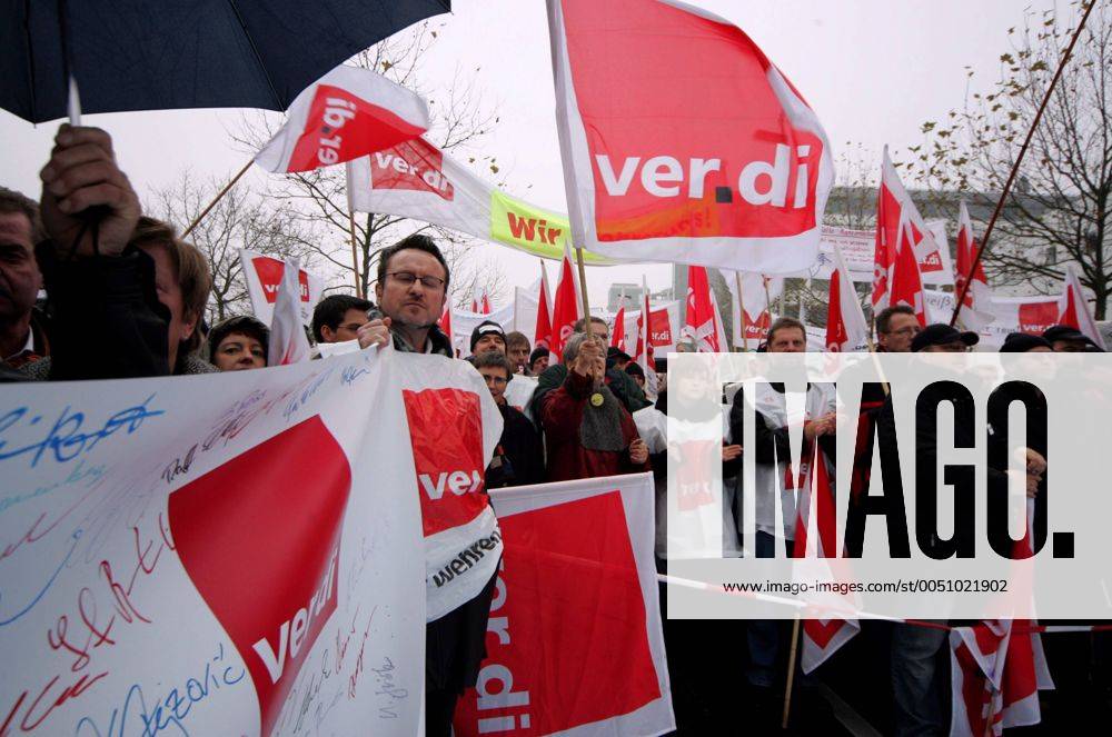 Demonstranten protestieren gegen den bevorstehenden Stellenabbau von 32 000 Arbeitsplätzen durch die Deutsche Telekom - Bonn