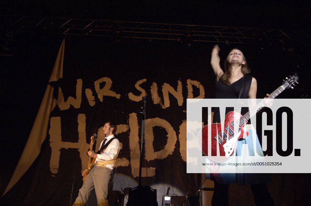 Sängerin Judith Holofernes und Bassist Mark Tavassol (beide GER Wir Sind Helden) während eines Konzerts im Münchener Zenith - Deutschland