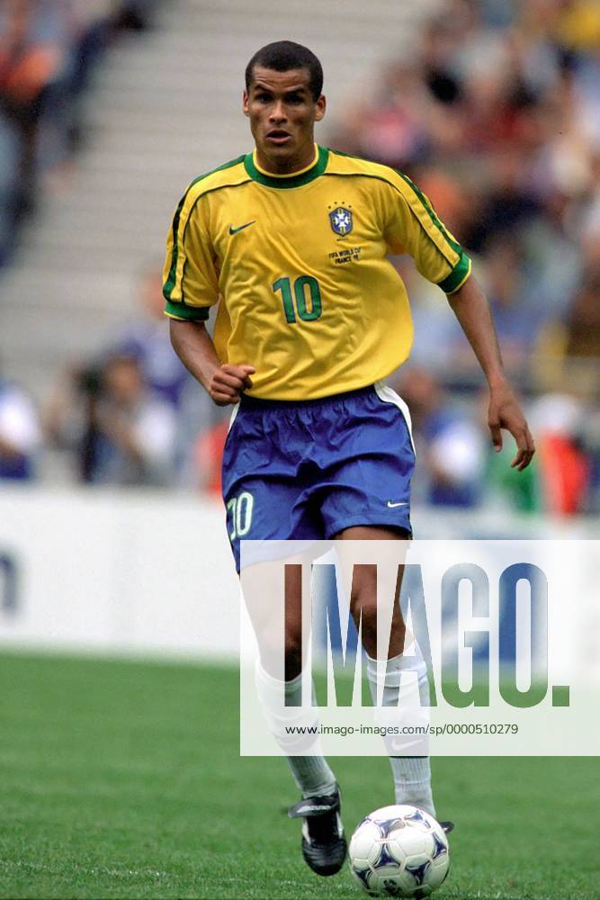 Rivaldo (Brasilien) am Ball Fußball WM Herren Weltmeisterschaft 1998, Nationalmannschaft, Nationalteam, Nationaltrikot, Länderspiel, Vneg Einzelbild Stade de France Paris, Saint Denis, St. Dynamik,
