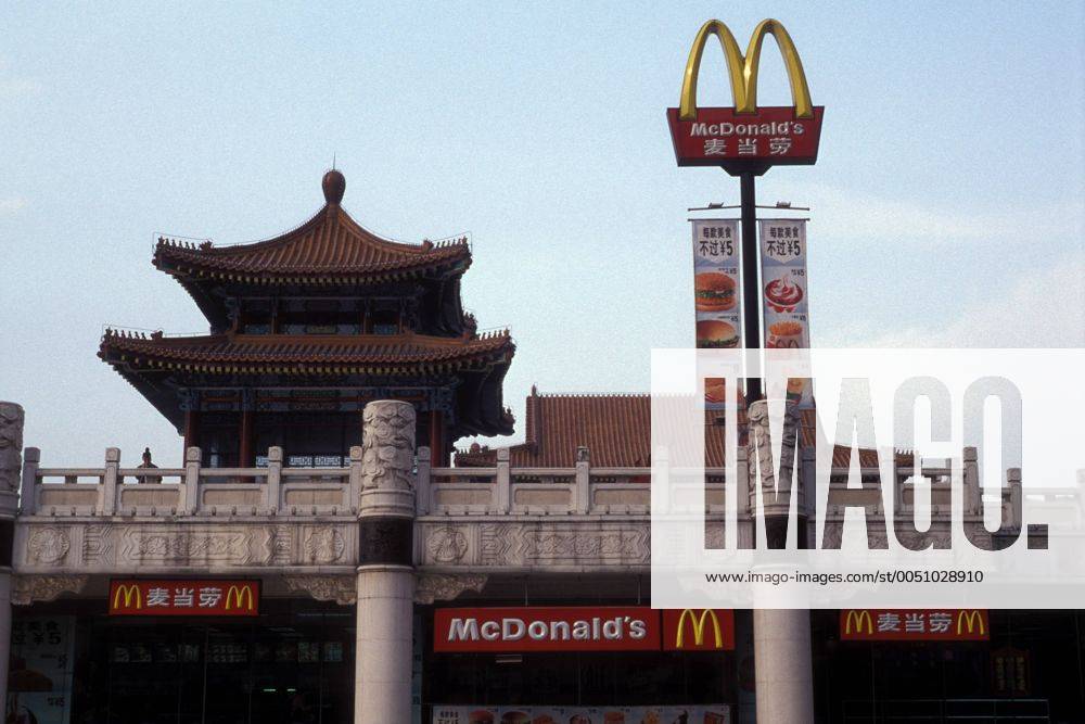 IMAGO Creative: Kollidierende Kulturen McDonalds Filiale im historischen Ambiente in Chongqing - China
