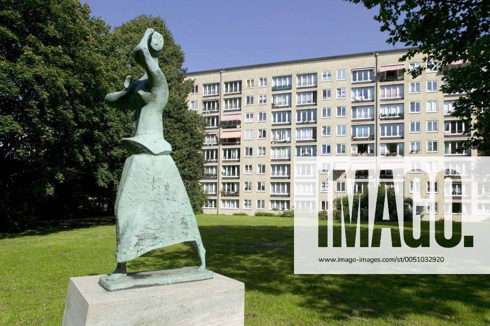 Skulptur vor dem Grindel Hochhaus in Hamburg - Deutschlands älteste Wohnhochhaussiedlung