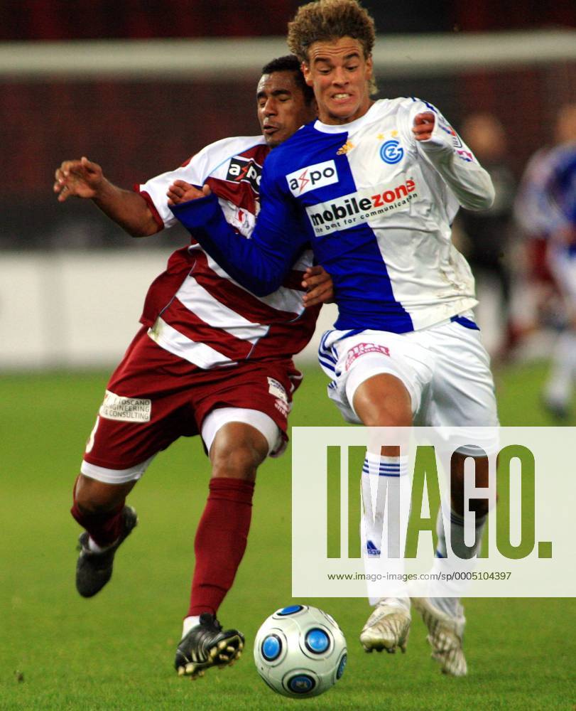 Fussball Super League Grasshopper Club Zürich - AC Bellinzona 7:0 Gaspar (li, Bellinzona) gegen Rolf Feltscher (Grasshopper)
