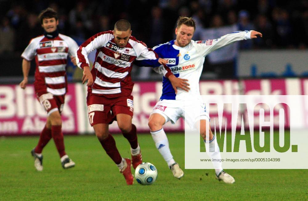 Fussball Super League Grasshopper Club Zürich - AC Bellinzona 7:0 Yacine Hima (li, Bellinzona) gegen Alain Schultz (Grasshopper)