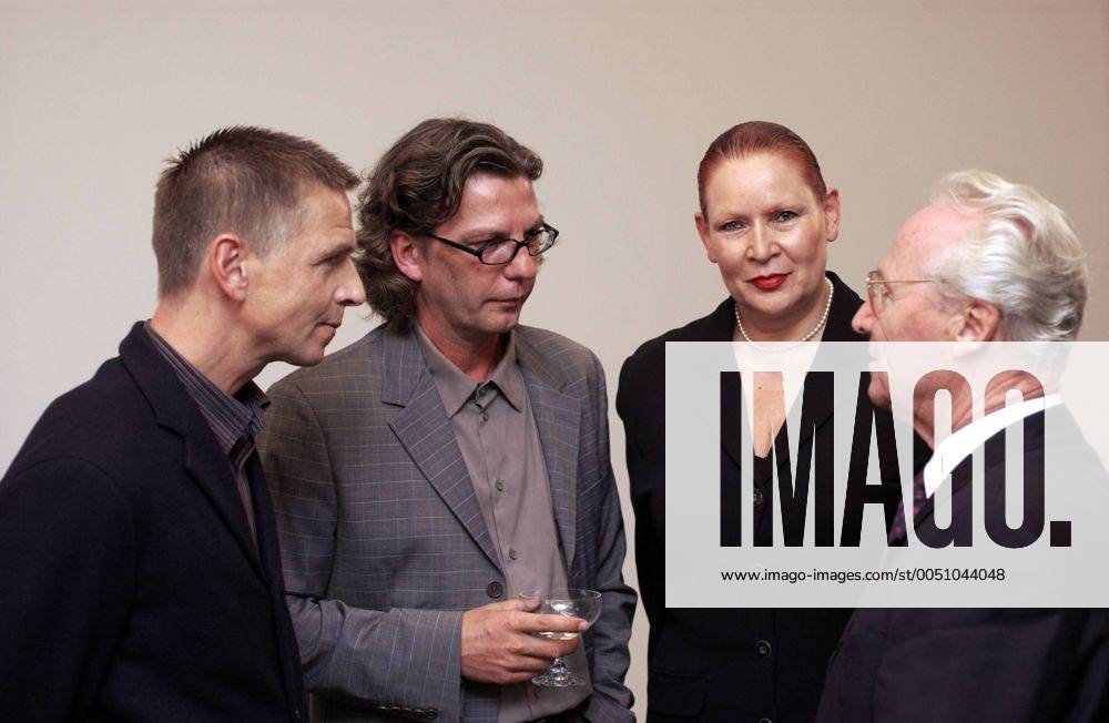 Fotografen Andreas Gursky (GER), Prof. Thomas Ruff (GER), Katharina Sieverding (GER) und Dr. Wolfgang Röller (GER Vorsitzender des Kuratoriums der Jürgen Ponto Stiftung) anlässlich der Preisverleihung der Jürgen-Ponto-Stiftung in Düsseldorf