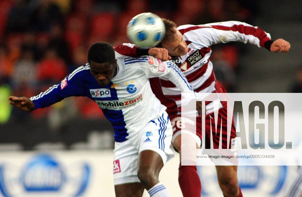 Fussball Super League Grasshopper Club Zürich - AC Bellinzona 7:0 Guilherme Afonso (li, Grasshopper) gegen Ildefonso Lima (Bellinzona)