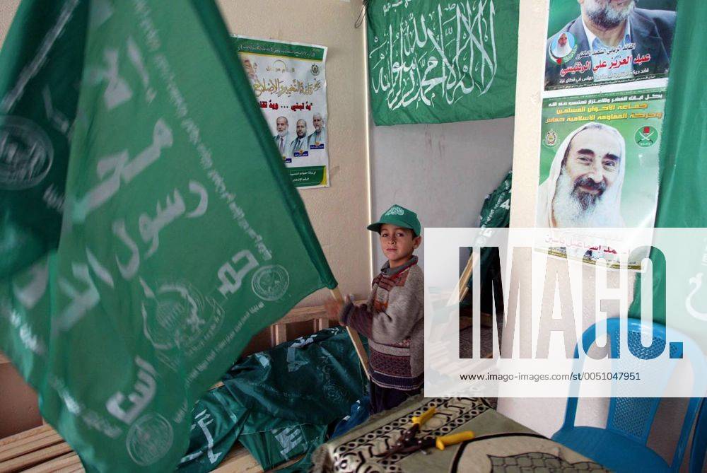 Palästinensischer Junge mit einer Flagge im Hauptquartier der Hamas in Gaza -