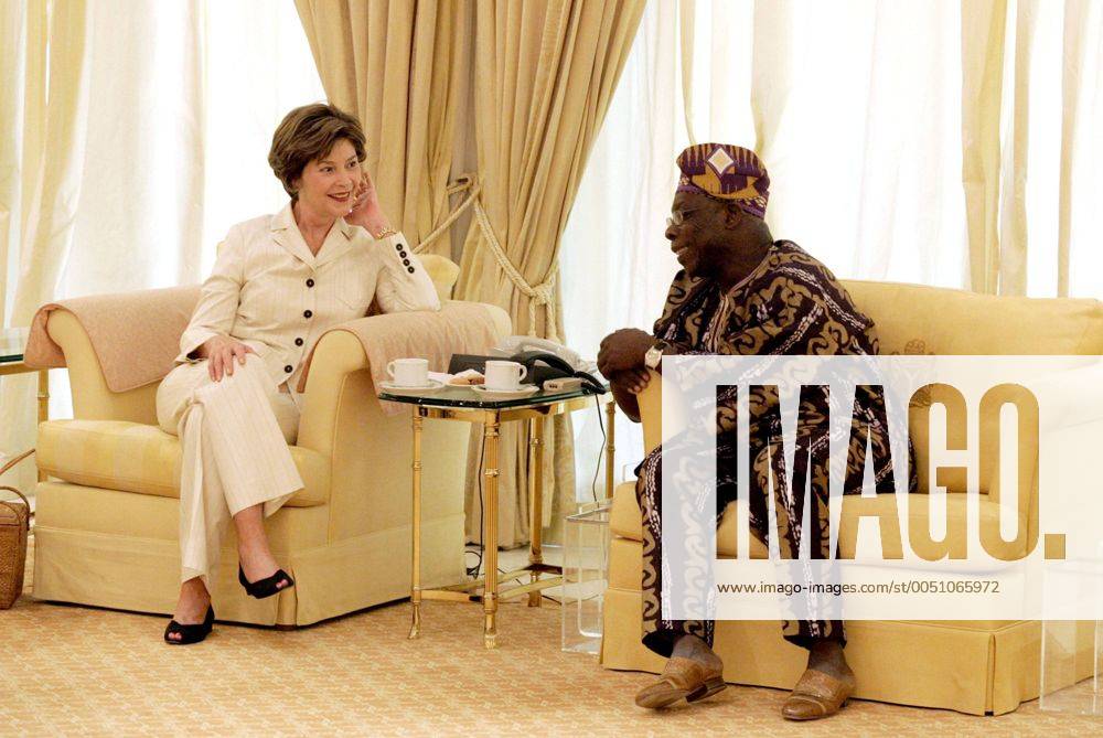 First Lady Laura Bush (li., USA) und Olusegun Obasanjo (NIG Staatspräsident Nigeria) während ihres Treffens in Abuja wax20060118101