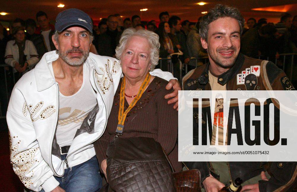 Schauspieler Ralf Richter (li.) mit seiner Mutter Hannelore Richter und Schauspieler Gedeon Burkhard (alle GER) anlässlich der Filmpremiere von GOLDENE ZEITEN in Bochum