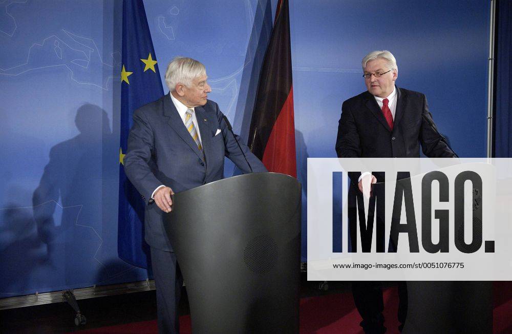 Frank Walter Steinmeier (GER SPD Bundesaußenminister, re.) und Dr. Christian Schwarz-Schilling (GER CDU EU-Sonderbeauftragter Bosnien und Herzegowina) anlässlich einer Pressekonferenz im Auswärtigen Amt in Berlin