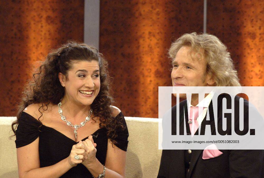 Sopranistin Cecilia Bartoli (ITA) und Moderator Thomas Gottschalk (GER) während der ZDF-Sendung WETTEN, DASS...? in Salzburg