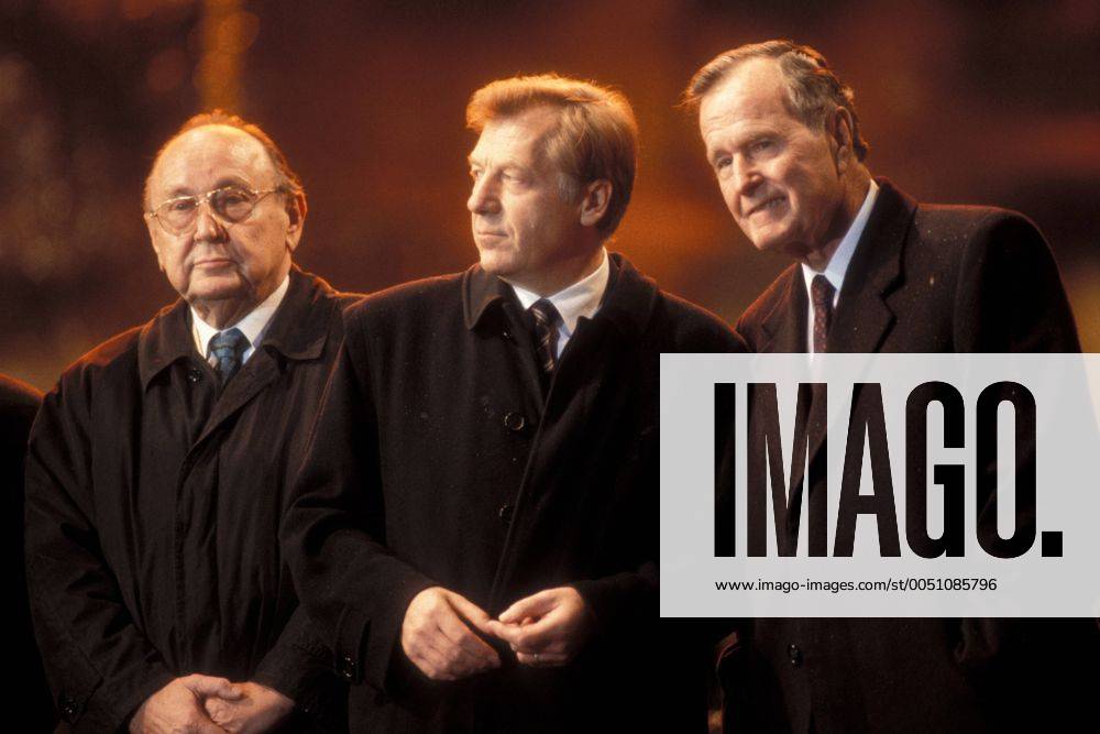 Feier zum 10. Jahrestag des Mauerfalls in Berlin - V.r.n.l.: George Bush sen. (USA), Eberhard Diepgen (GER CDU Bürgermeister Berlin) und Hans-Dietrich Genscher (GER FDP) auf dem Pariser Platz in Berlin