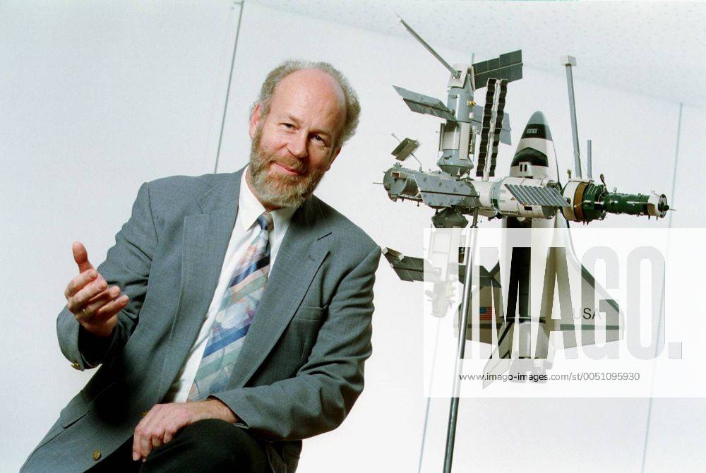 Dr. Hartmut Ripken (GER Deutsches Zentrum für Luft und Raumfahrt) mit dem Modell einer Raumfähre