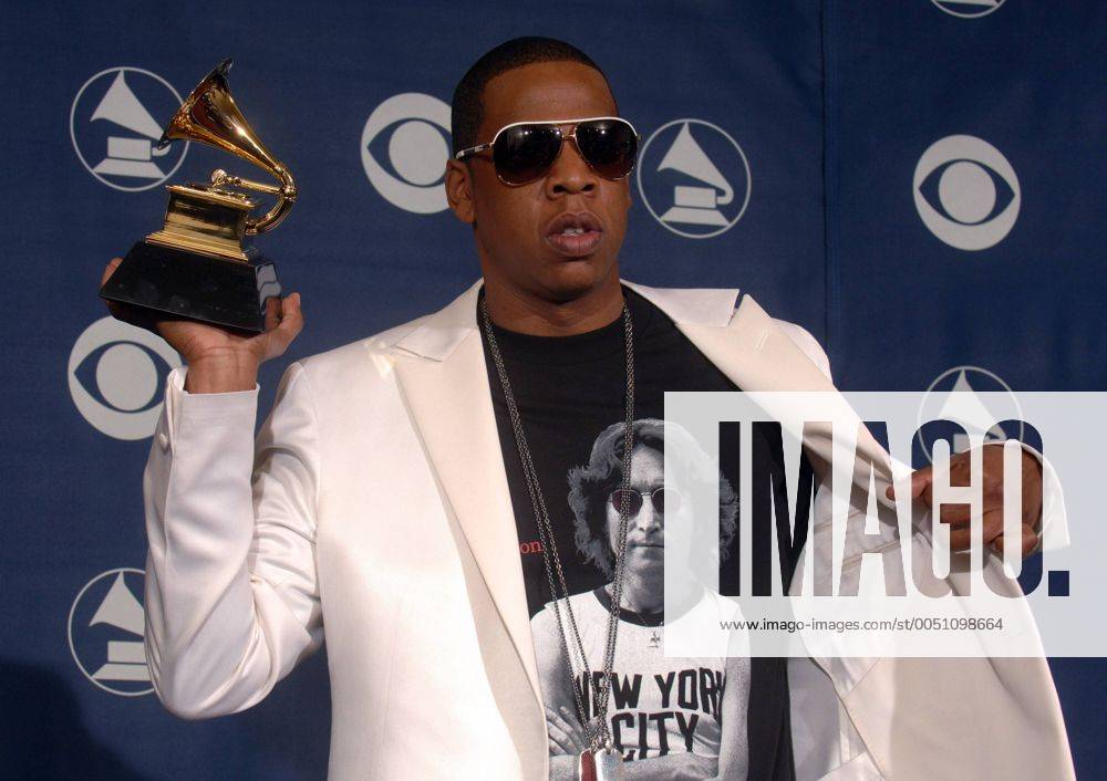 Rapper Jay-Z (USA) mit seinem Grammy im John Lennon Shirt anlässlich der 48. Grammy Awards in Los Angeles lap20060208125