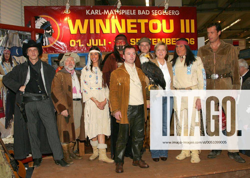 Ensemble der Karl-May-Spiele in Bad Segeberg (v.l.n.r.): Thomas Bestvate als Fred Morgan, Jochen Baumelt (GER) als Sam Hackens, Gesa Dreckmann als Hi-la-dih, Dieteman Damm mit dem Amerikanischen Weißkopf-Seeadler Jukon, Joshy Peters (GER) als Ko-itse, Jörg Zick als Stephen Moode, Ute Thienel (Geschäftsführerin Kalkberg GmbH), Gojko Mitic (SCG) als Winnetou und Joachim Kretzer (GER) als Old Shatterhand während eines Pressetermins anlässlich des Stückes Winnetou III. in Bad Segeberg