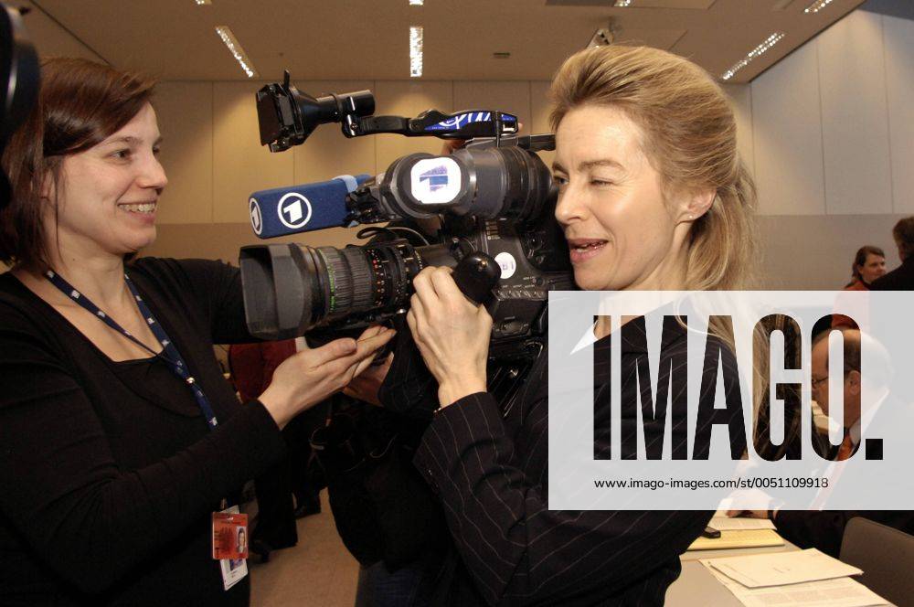 Ursula von der Leyen (re., GER CDU Bundesfamilienministerin) übt sich als Kamerafrau in Berlin