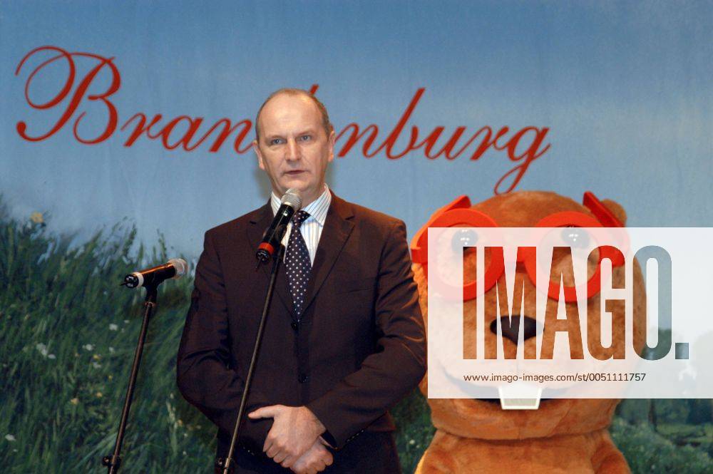 Dr. Dietmar Woidke (GER SPD Umweltminister in Brandenburg) präsentiert die Maskottchen der Brandenburger Landesgartenschau 2006 in Rathenow - Internationale Grüne Woche in Berlin