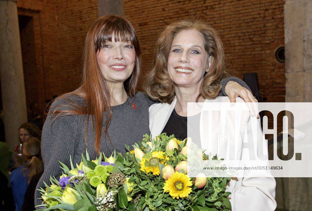 Sängerin Katja Ebstein (li., GER) und Sängerin Penny McLean (AUT) anlässlich des - Prix Courage - Frau des Jahres 2005 - in München