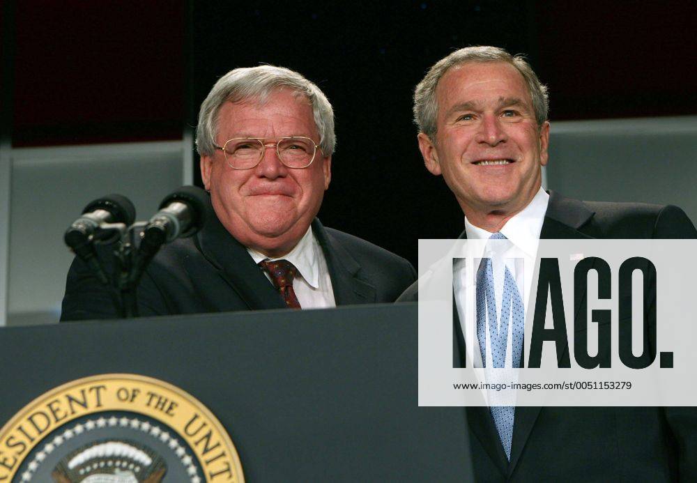 Dennis Hastert (li., USA Sprecher Repräsentantenhaus) neben Präsident George W. Bush (USA) anlässlich der Eröffnung des National Republican Congressional Committee Dinners in Washington DC - (wax20060316206)