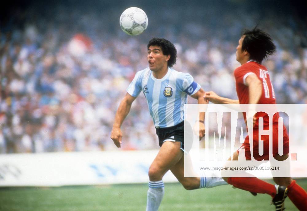Diego Armando Maradona (Argentinien, li.) gegen Huh Jung Moo (Südkorea) Fußball WM Herren WM 1986, Länderspiel, Nationalteam, Nationaltrikot, Argentinien - Südkorea 3:1, Korea Gruppe Mexiko City Dynamik,