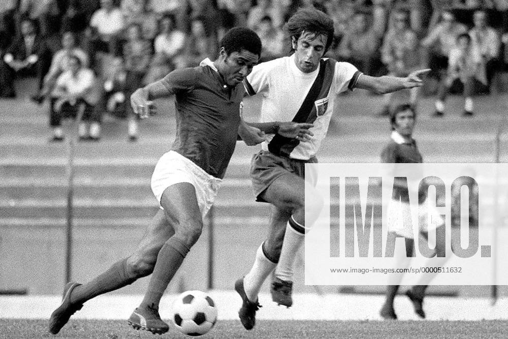 Eusebio da Silva Ferreira (Lissabon, li.) am Ball Fußball EC 1 Herren Europapokal der Landesmeister 1965 1966, Europacup, Viertelfinale Gruppe Old Trafford Manchester Dynamik,