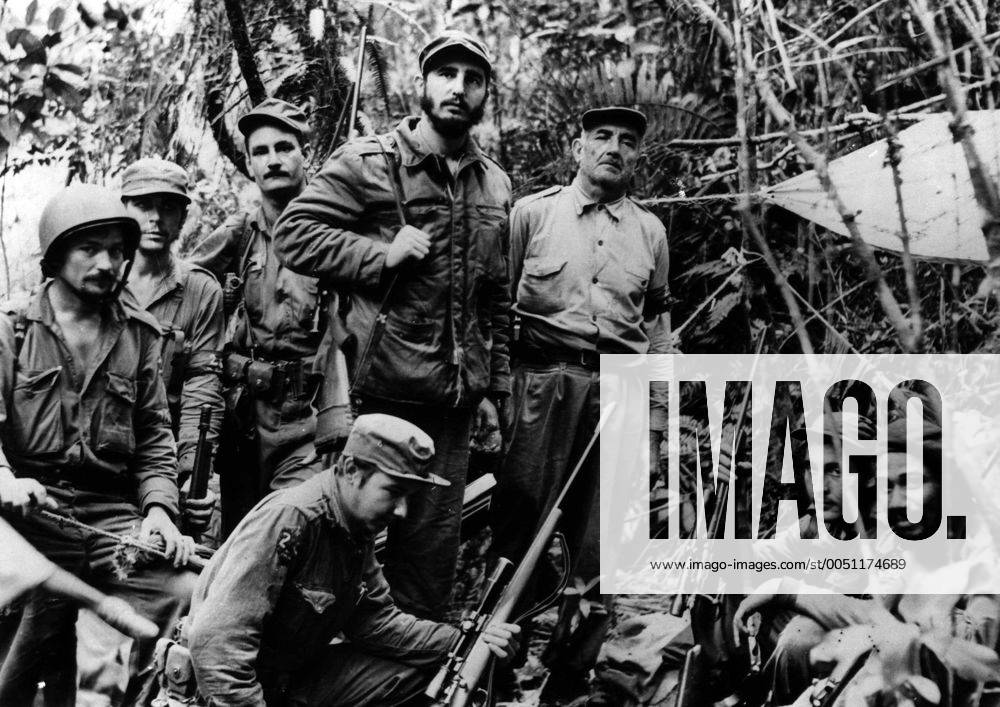 Fidel Castro (hinten, 2.v.r., CUB) und Che Guevara (2.v.l.) mit ihren Kampfgenossen: vorn, v.r.n.l.: Juan Almeida, George Sotus, Raoul Castro (CUB Bruder von Fidel Castro), Guillermo Garcia (li.), Universo Sanchez (hinten, 3.v.l.) und Crescencio Perez (hinten, re.) (NXP1719697)