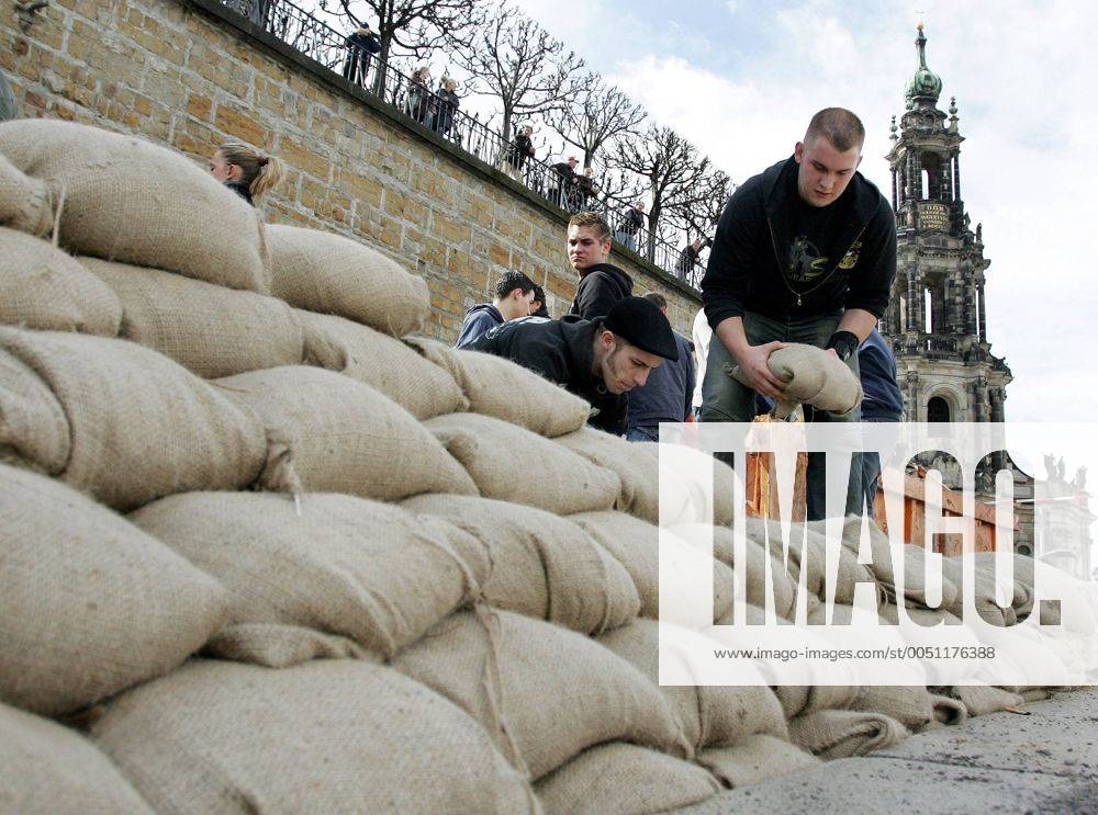 Freiwillige stapeln Sandsäcke zu einem Deich während des Hochwassers der Elbe in Dresden