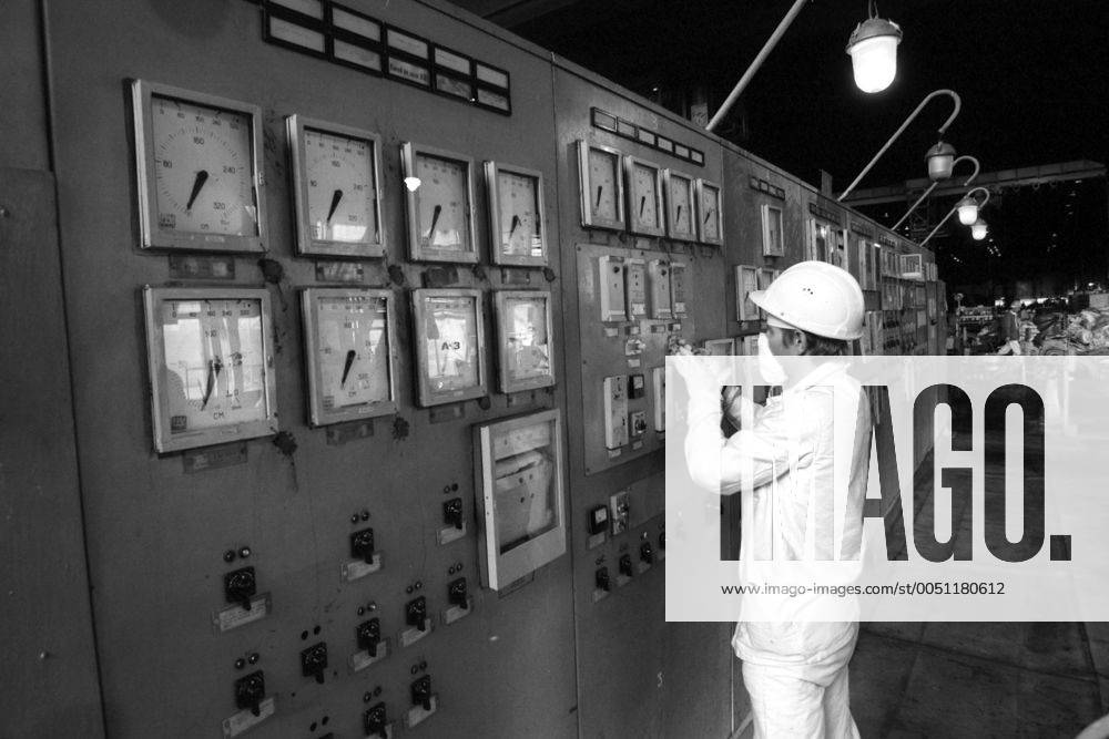 Techniker bei Reparaturarbeiten in der zerstörten Turbinenhalle des Atomkraftwerks Tschernobyl