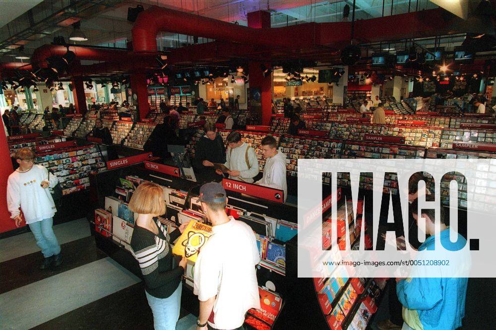 Kunden in einer HMV Filiale im Centro Oberhausen