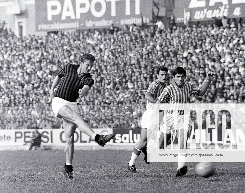 Angelo Benedicto Sormani (Milan, li.) zieht ab Fußball Herren Serie A 1965 1966, 1. Italienische Liga, Spal Ferrara - AC Mailand 1:1 Gruppe Paolo Mazza Ferrara Dynamik,