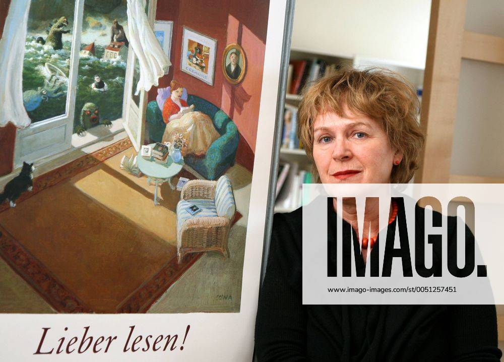 Verlegerin Antje Kunstmann (GER Verlag Antje Kunstmann GmbH) neben einem Bild mit dem Schriftzug - Lieber lesen! - in ihrem Büro in München